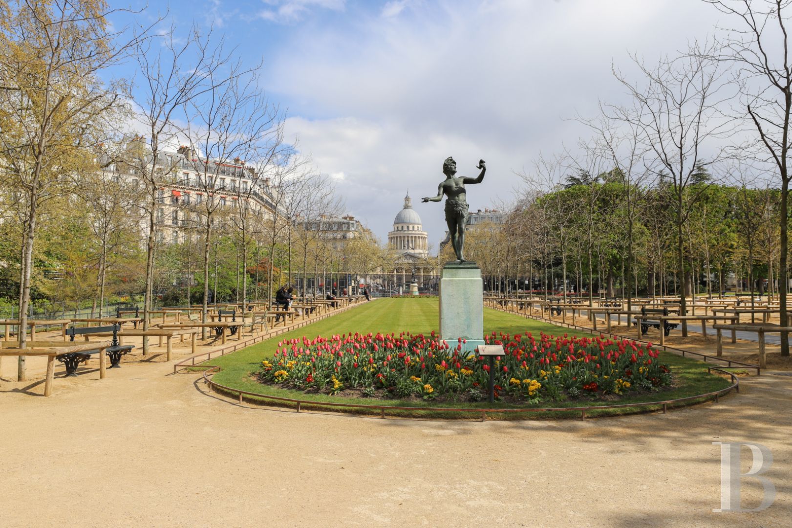Dans le quartier de l’Odéon, un appartement sur cour tout en poutres et murs de pierre - photo  n°17
