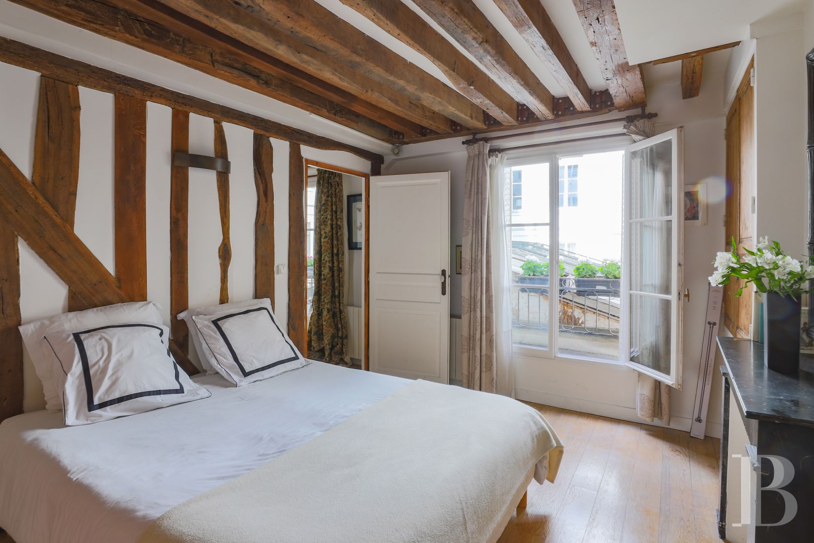 Dans le quartier de l’Odéon, un appartement sur cour tout en poutres et murs de pierre - photo  n°9