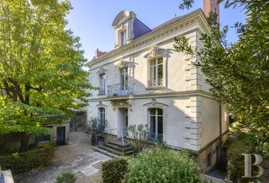 pays-de-loire - Au centre de Nantes, dans un passage privé, un hôtel particulier du 19e s. ceint d'un jardin clos de 650 m²
