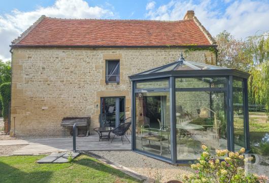 basse-normandie - Dans le Calvados, au sud du pays d’Auge, une maison en pierre avec écurie et jardin arboré