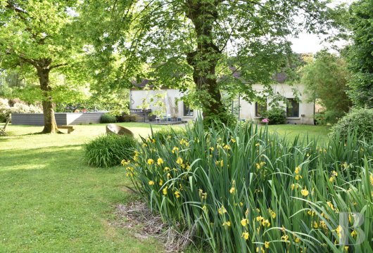 burgundy - A country residence, its reconverted garage and swimming pool, on the border of the Yonne and Aube departments, in the Pays d’Othe natural region