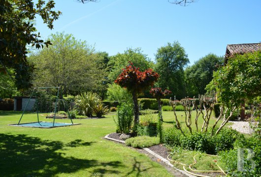 character properties France aquitaine   - 18