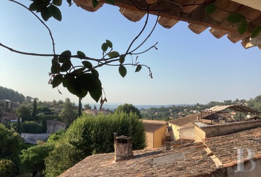 paca - À l’ombre des ruelles de Cotignac, classé parmi les « Plus beaux villages de France », 
 une maison de village de 130 m² avec terrasse couverte et cuisine d'été