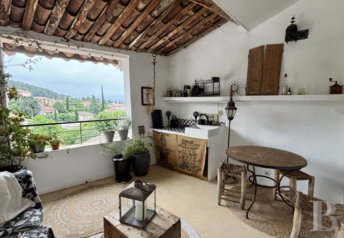 character properties France provence cote dazur   - 3