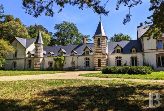 pays-de-loire - Dans la campagne de l'Anjou,  un château familial, demeure d'un écrivain célèbre