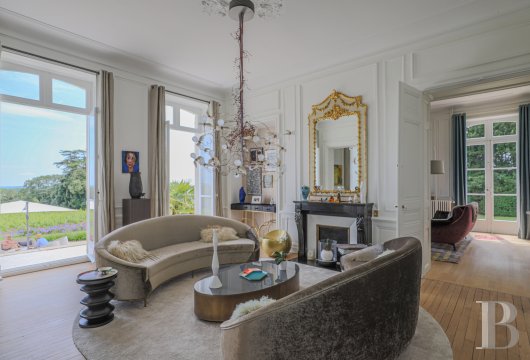 pays-de-loire - A 15 min de Nantes, en position dominante sur la vallée de la Loire, un château du 19e s. restauré, dans un parc clos de 6 ha