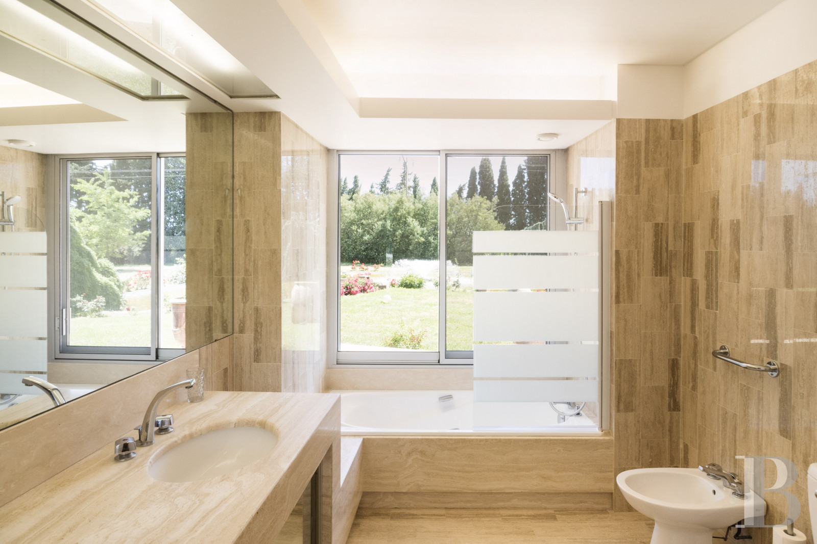 A villa designed and built by a Modernist architect in the heart of an arboreal estate close to Nîmes - photo  n°21