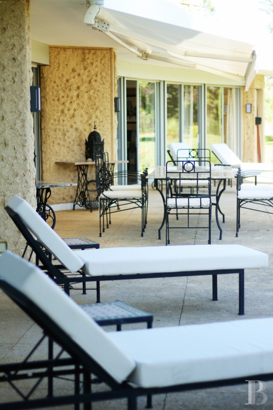 A villa designed and built by a Modernist architect in the heart of an arboreal estate close to Nîmes - photo  n°11