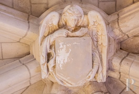 À 45 km au sud de Paris, un château du 19e s. entièrement rénové, sa chapelle, ses dépendances et ses chalets, dans un parc arboré de 8 ha