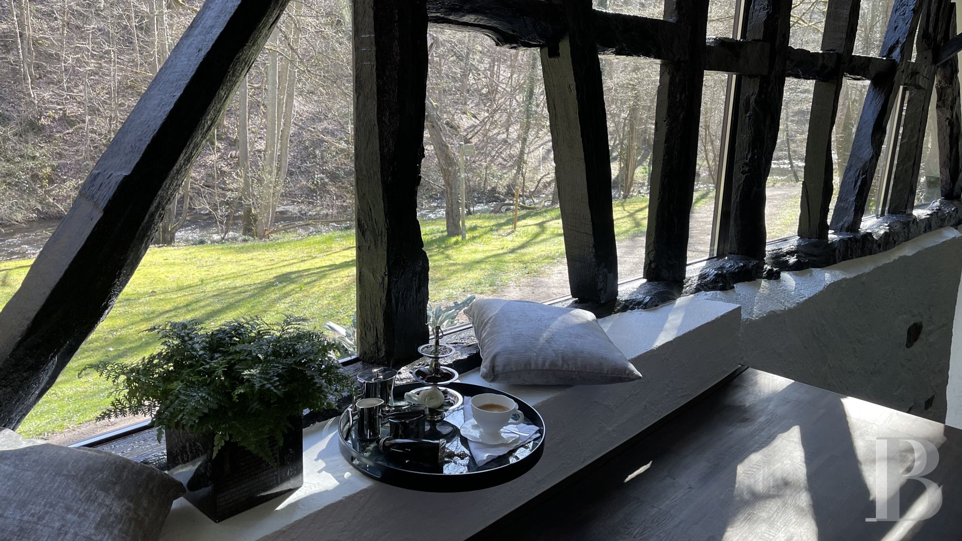 En Rhénanie-Palatinat, dans la région de l’Eifel, un ancien moulin du 15e siècle en pleine nature rénové dans un esprit contemporain - photo  n°4