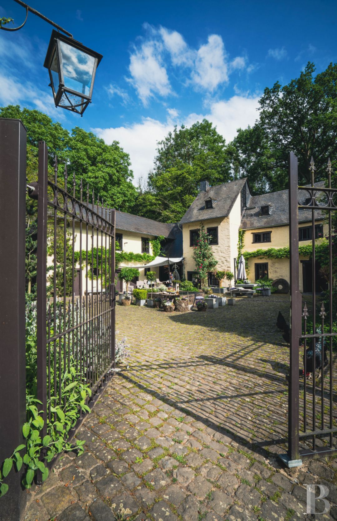 En Rhénanie-Palatinat, dans la région de l’Eifel, un ancien moulin du 15e siècle en pleine nature rénové dans un esprit contemporain - photo  n°2