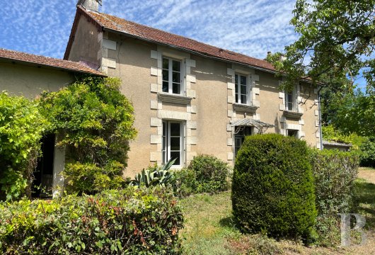 poitou-charentes - À 15 min de Poitiers et à 10 min du Futuroscope,  une maison de village avec jardin, à rénover