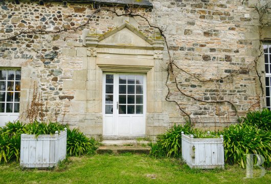 brittany - Dans les Côtes-d'Armor, entre Lamballe et Saint-Cast-le-Guildo, un manoir du 16e s. et ses dépendances sur près de 4 ha