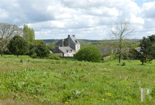 bretagne - Dans les Côtes-d'Armor, entre Lamballe et Saint-Cast-le-Guildo, un manoir du 16e s. et ses dépendances sur près de 4 ha