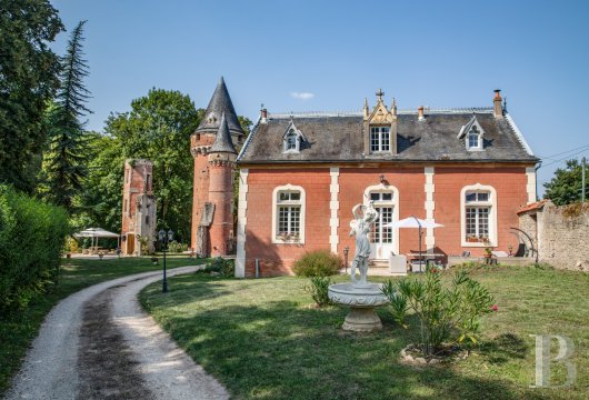 ile-de-france - À 1 h 30 de Paris, un ensemble immobilier fondé à la Renaissance,  rénové en chambres d’hôtes, avec sa piscine et son parc de 1 ha bordé par une rivière 