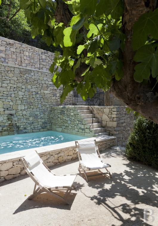 A village house dating back to the 13th and 14th centuries between Avignon and Arles in the Bouches-du-Rhône region - photo  n°2