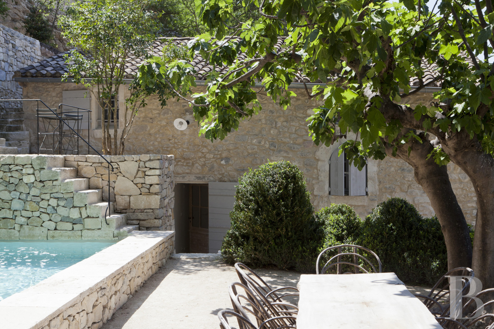 Dans les Bouches-du-Rhône, entre Avignon et Arles, une maison de village des 13e et 14e siècles - photo  n°1