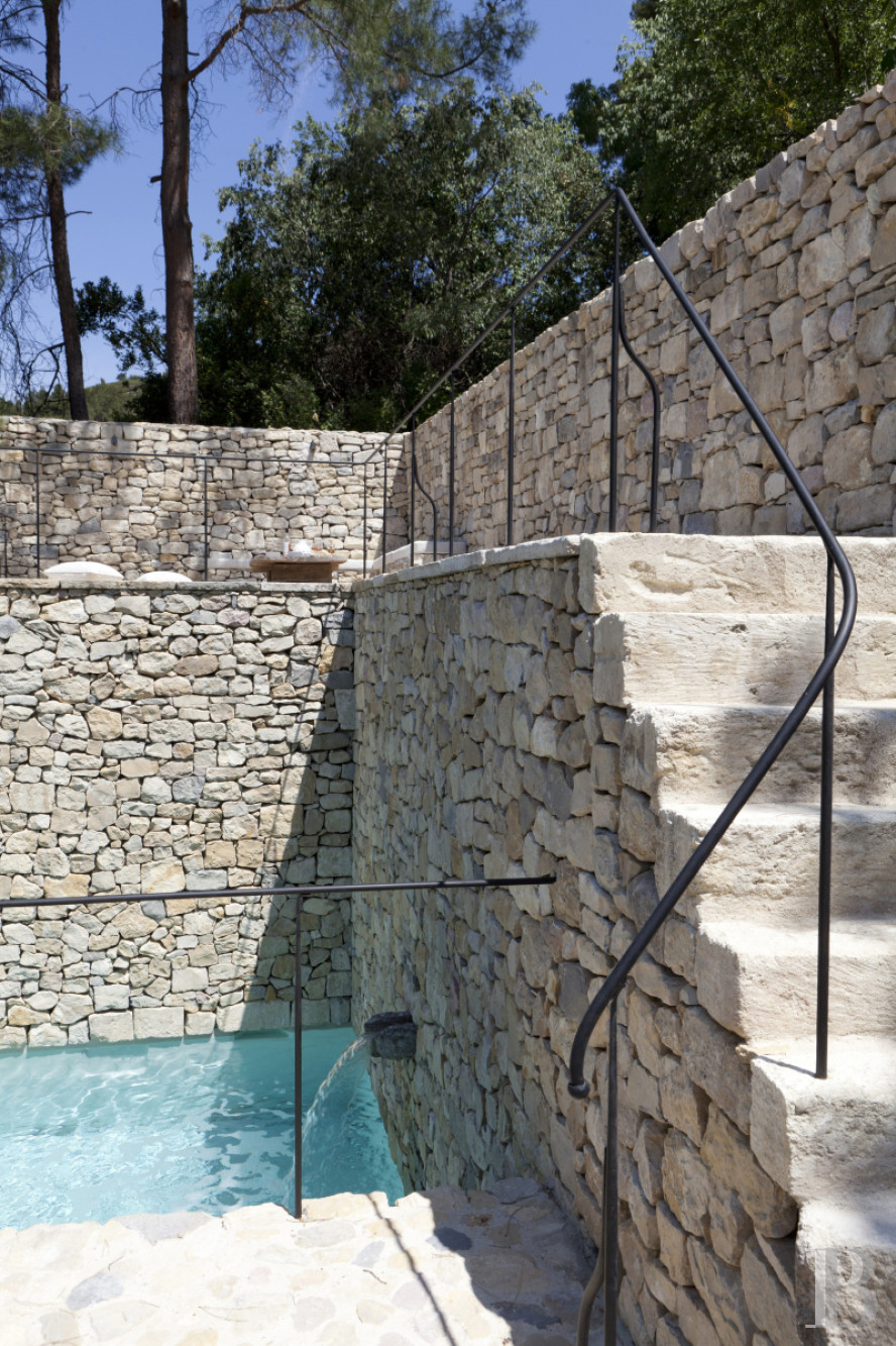 Dans les Bouches-du-Rhône, entre Avignon et Arles, une maison de village des 13e et 14e siècles - photo  n°21