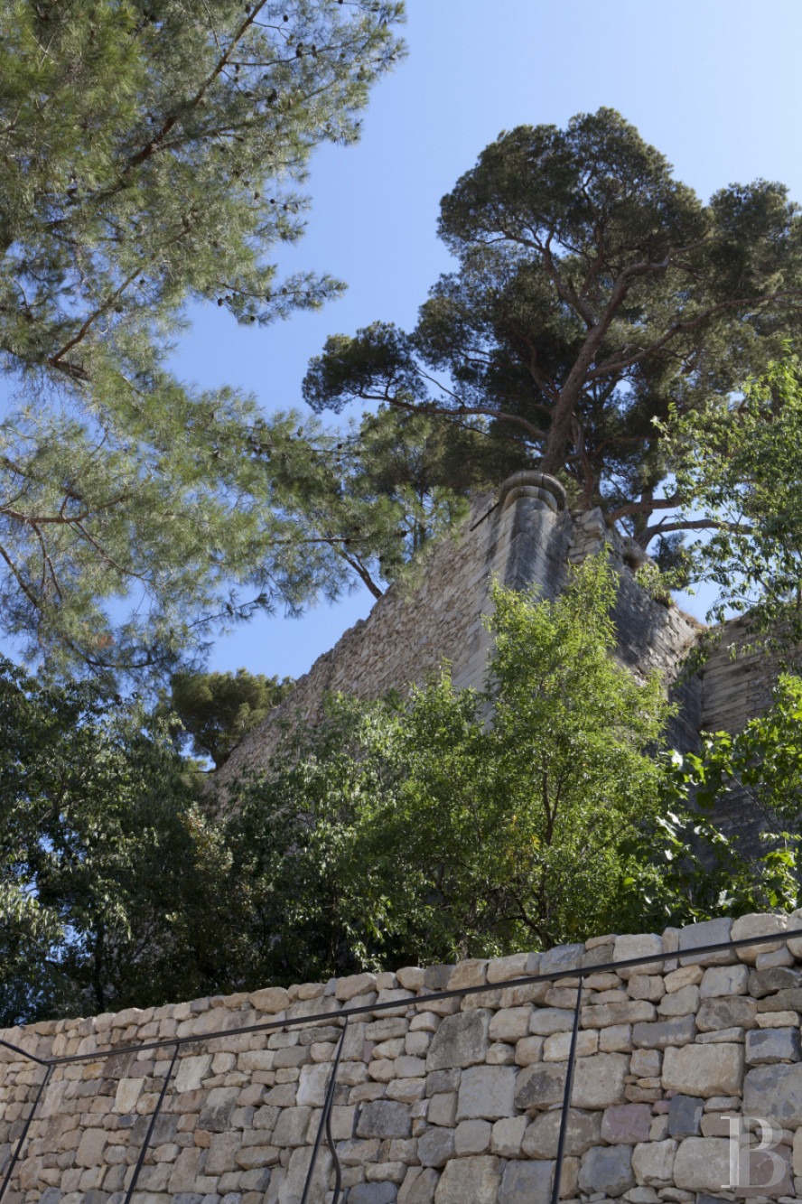 Dans les Bouches-du-Rhône, entre Avignon et Arles, une maison de village des 13e et 14e siècles - photo  n°22