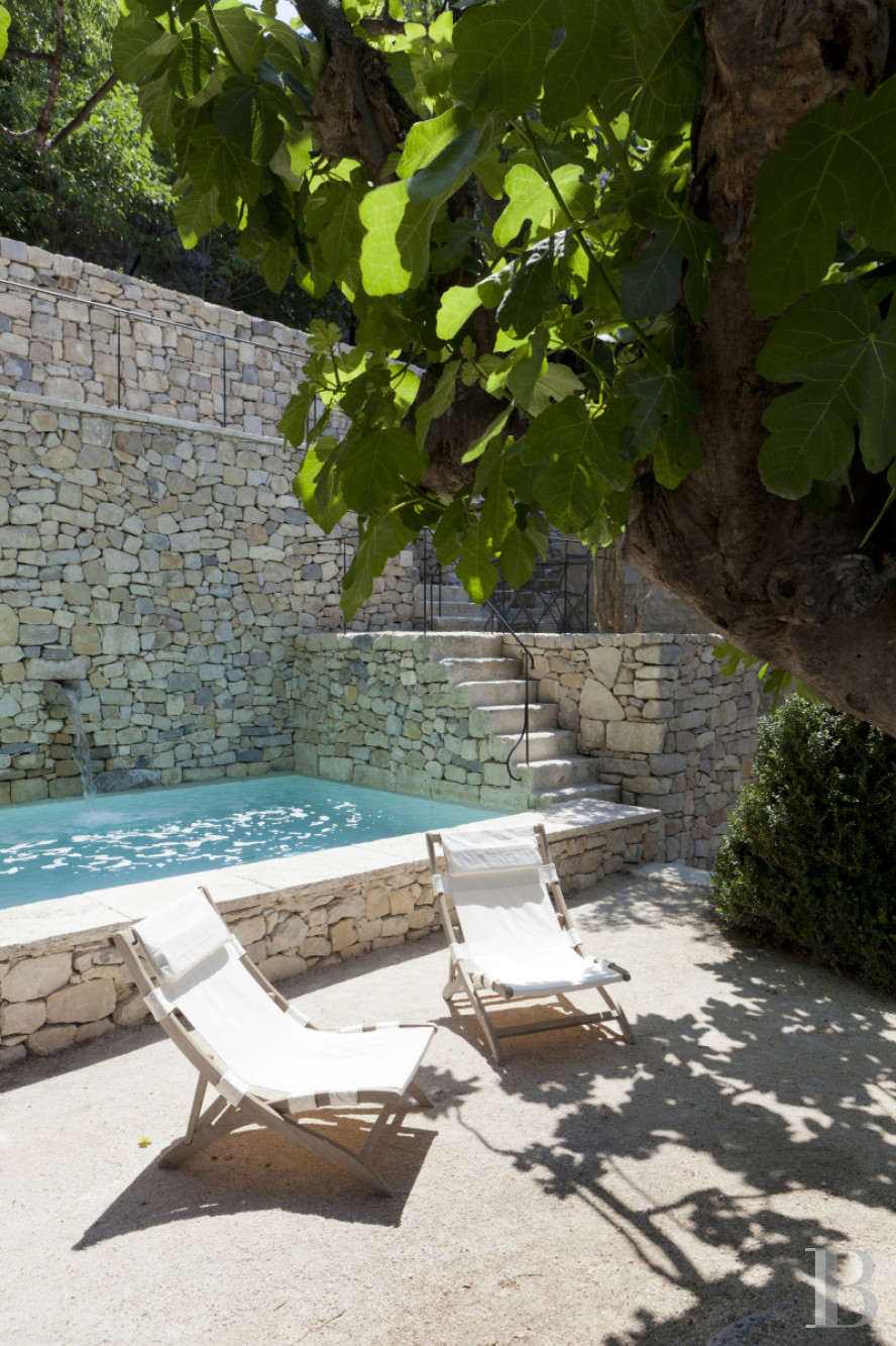 Dans les Bouches-du-Rhône, entre Avignon et Arles, une maison de village des 13e et 14e siècles - photo  n°2