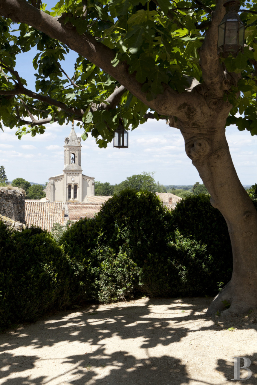 Dans les Bouches-du-Rhône, entre Avignon et Arles, une maison de village des 13e et 14e siècles - photo  n°24