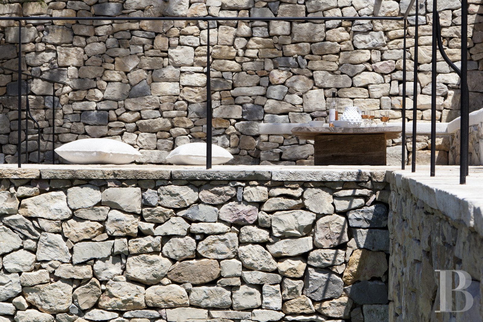 Dans les Bouches-du-Rhône, entre Avignon et Arles, une maison de village des 13e et 14e siècles - photo  n°20