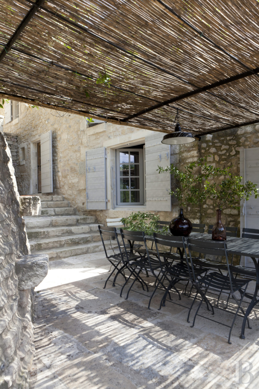 Dans les Bouches-du-Rhône, entre Avignon et Arles, une maison de village des 13e et 14e siècles - photo  n°3