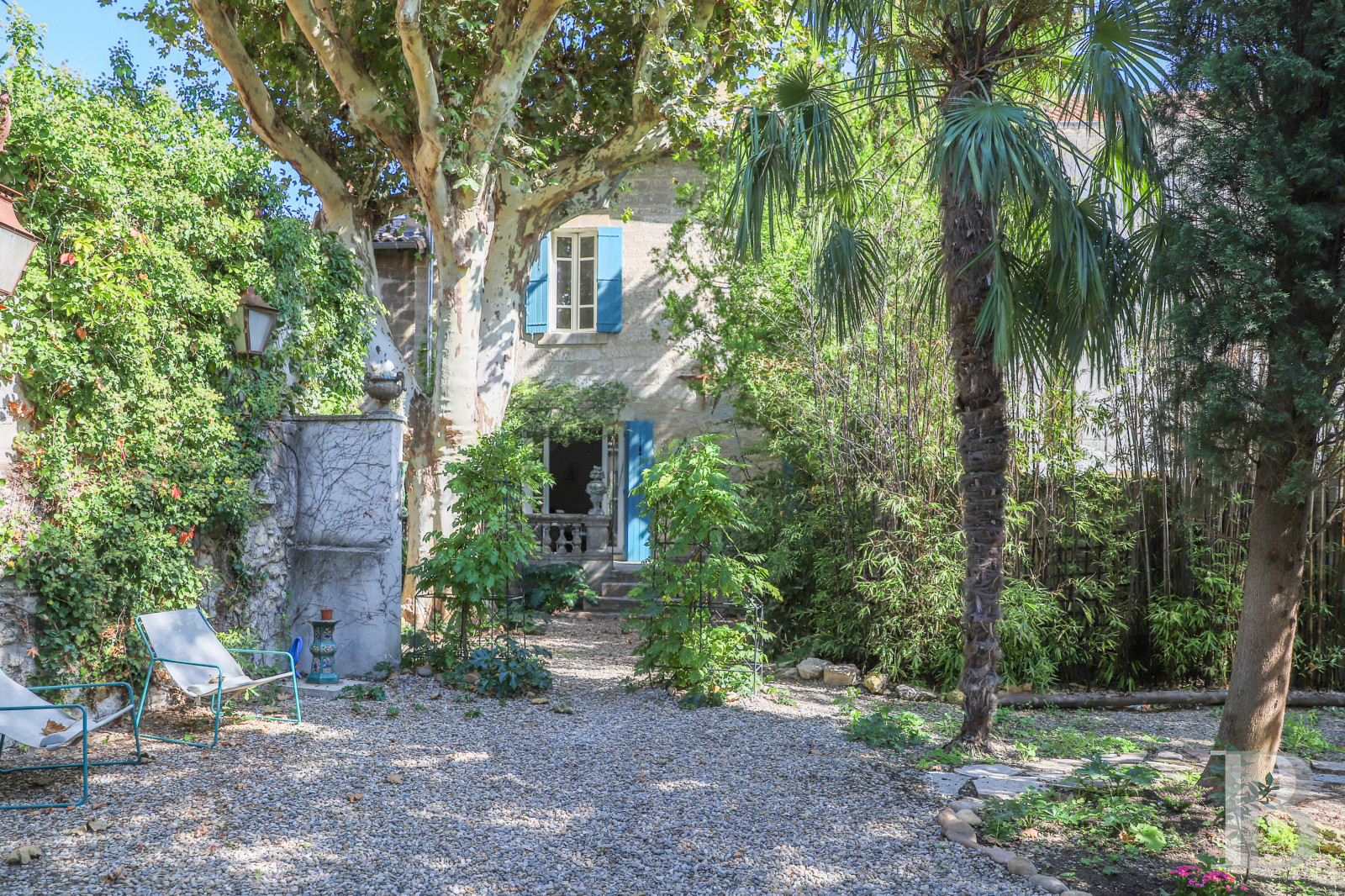 Dans le centre d’Avignon, deux maisons de ville et leurs trois jardins - photo  n°1
