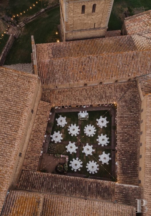 En Italie, au sud de Tuscania dans la province de Viterbe, une ancienne abbaye cistercienne réhabilitée au tournant du siècle - photo  n°20