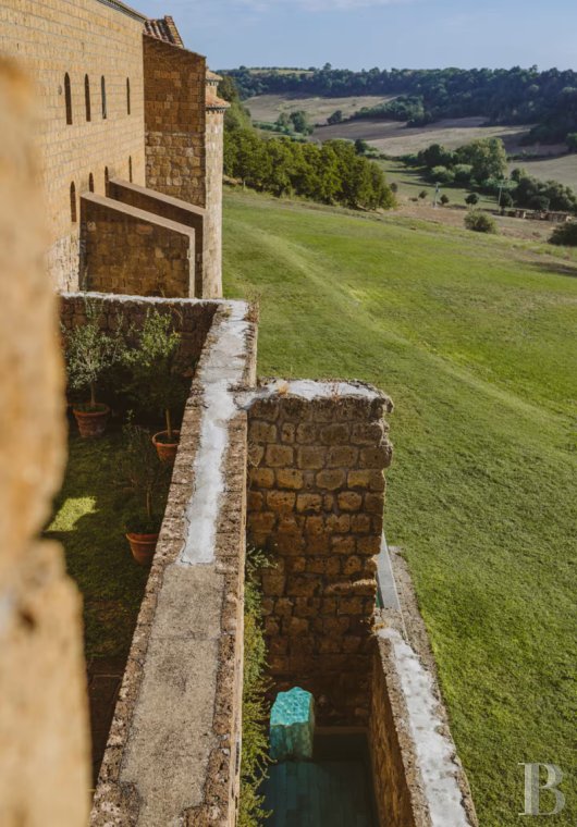 En Italie, au sud de Tuscania dans la province de Viterbe, une ancienne abbaye cistercienne réhabilitée au tournant du siècle - photo  n°4