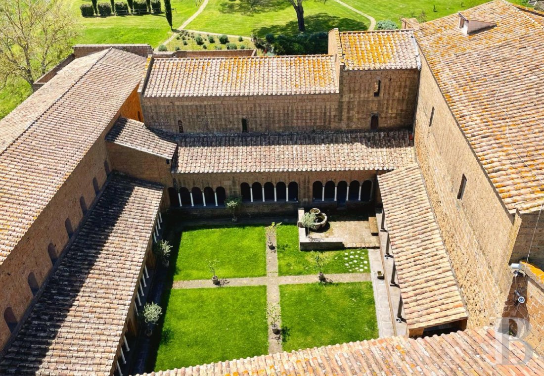 En Italie, au sud de Tuscania dans la province de Viterbe, une ancienne abbaye cistercienne réhabilitée au tournant du siècle - photo  n°28
