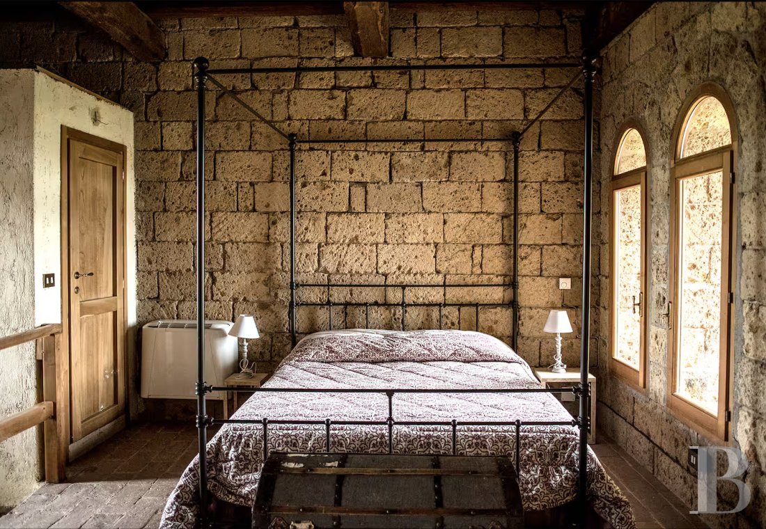 En Italie, au sud de Tuscania dans la province de Viterbe, une ancienne abbaye cistercienne réhabilitée au tournant du siècle - photo  n°9