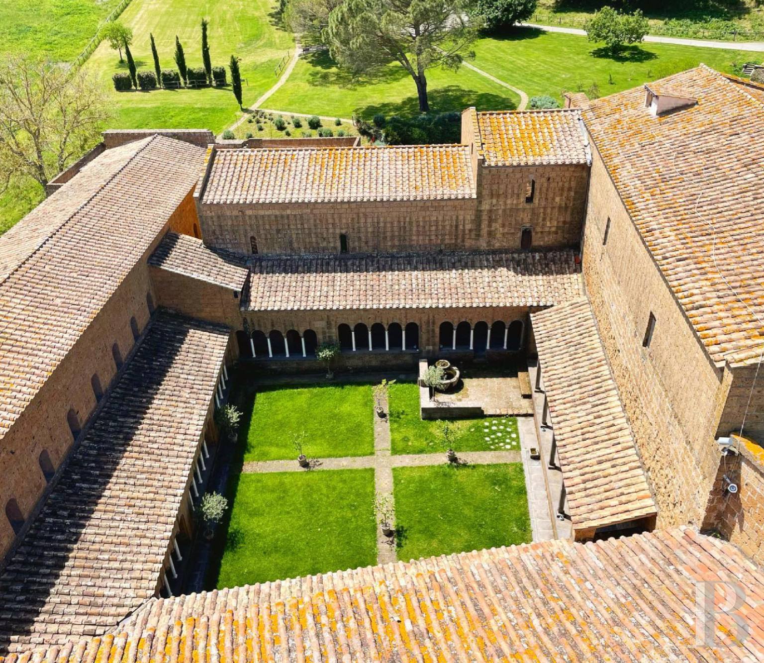 En Italie, au sud de Tuscania dans la province de Viterbe, une ancienne abbaye cistercienne réhabilitée au tournant du siècle - photo  n°28