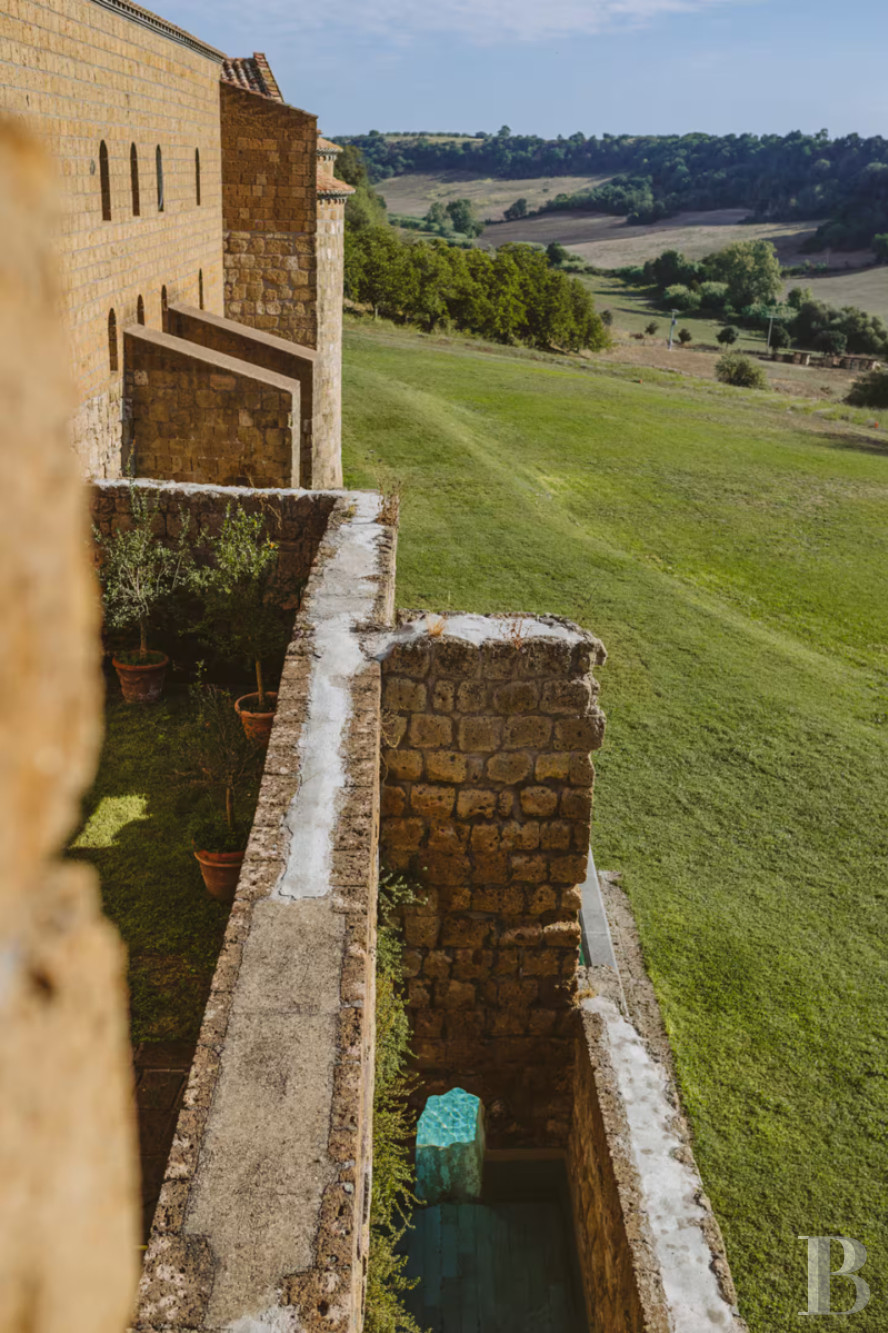 En Italie, au sud de Tuscania dans la province de Viterbe, une ancienne abbaye cistercienne réhabilitée au tournant du siècle - photo  n°4