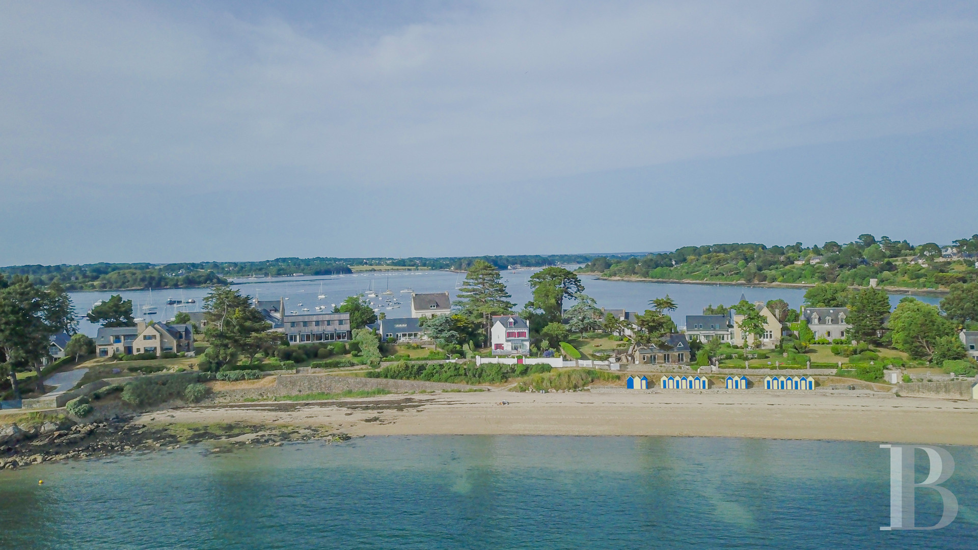 On the Île-aux-Moines, in the Gulf of Morbihan, a family house where you can almost step out onto the water - photo  n°1