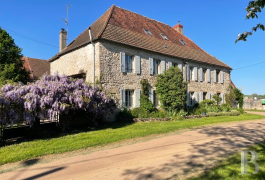 burgundy - A renovated 18th-century farm with outbuildings, a landscaped garden and a swimming pool,
 in a village 25 minutes from Beaune, between the Hautes Côtes and Morvan natural park