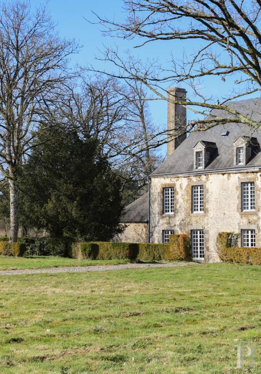 En Mayenne, au nord de la ville éponyme, un château du 17e siècle ceinturé de douves en eau - photo  n°35