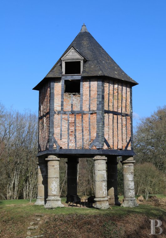 A 17th century castle surrounded by a moat in Mayenne, north of the town of the same name - photo  n°7