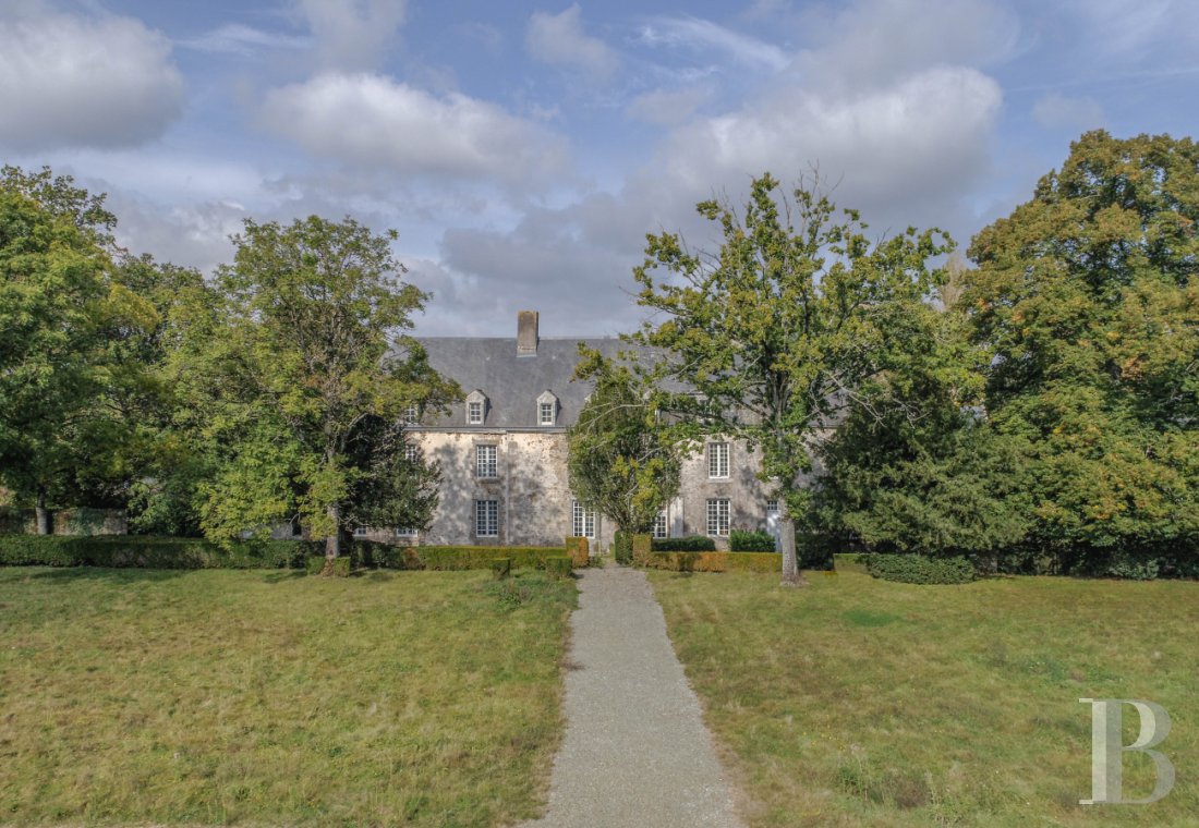 A 17th century castle surrounded by a moat in Mayenne, north of the town of the same name - photo  n°2