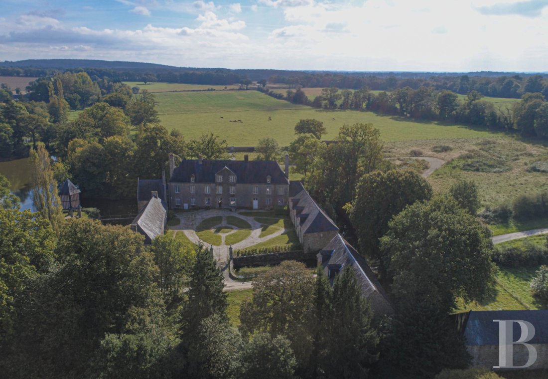 A 17th century castle surrounded by a moat in Mayenne, north of the town of the same name - photo  n°36