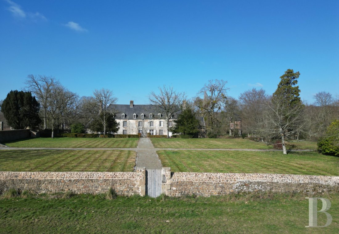 A 17th century castle surrounded by a moat in Mayenne, north of the town of the same name - photo  n°8