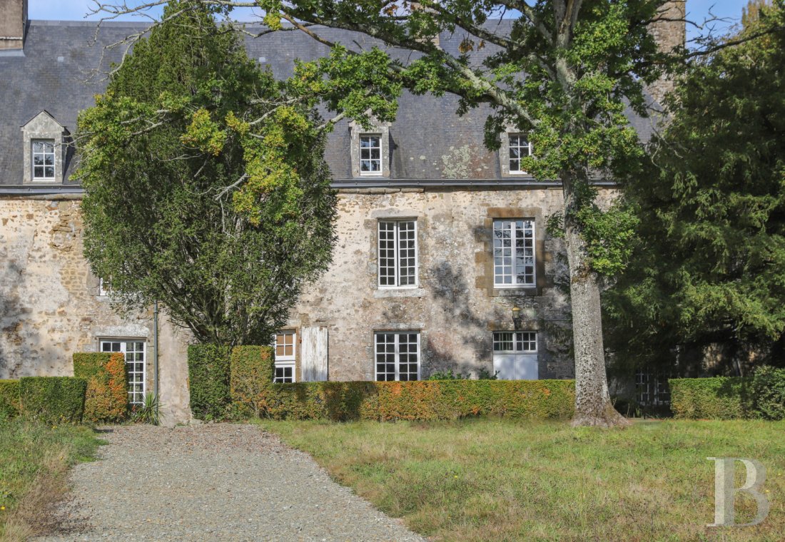 A 17th century castle surrounded by a moat in Mayenne, north of the town of the same name - photo  n°4