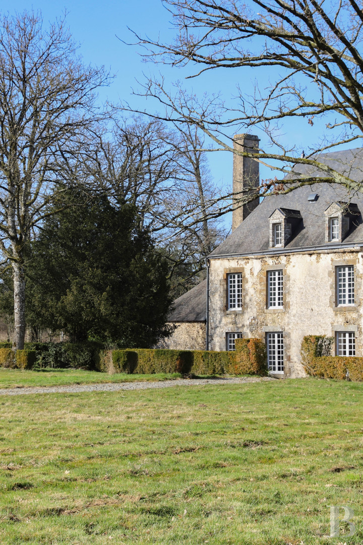En Mayenne, au nord de la ville éponyme, un château du 17e siècle ceinturé de douves en eau - photo  n°35