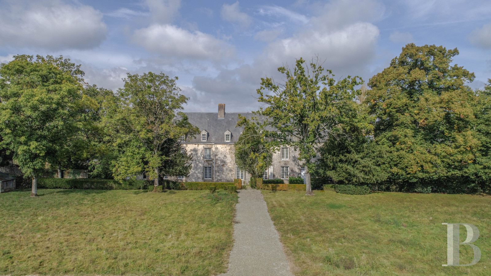 En Mayenne, au nord de la ville éponyme, un château du 17e siècle ceinturé de douves en eau - photo  n°2