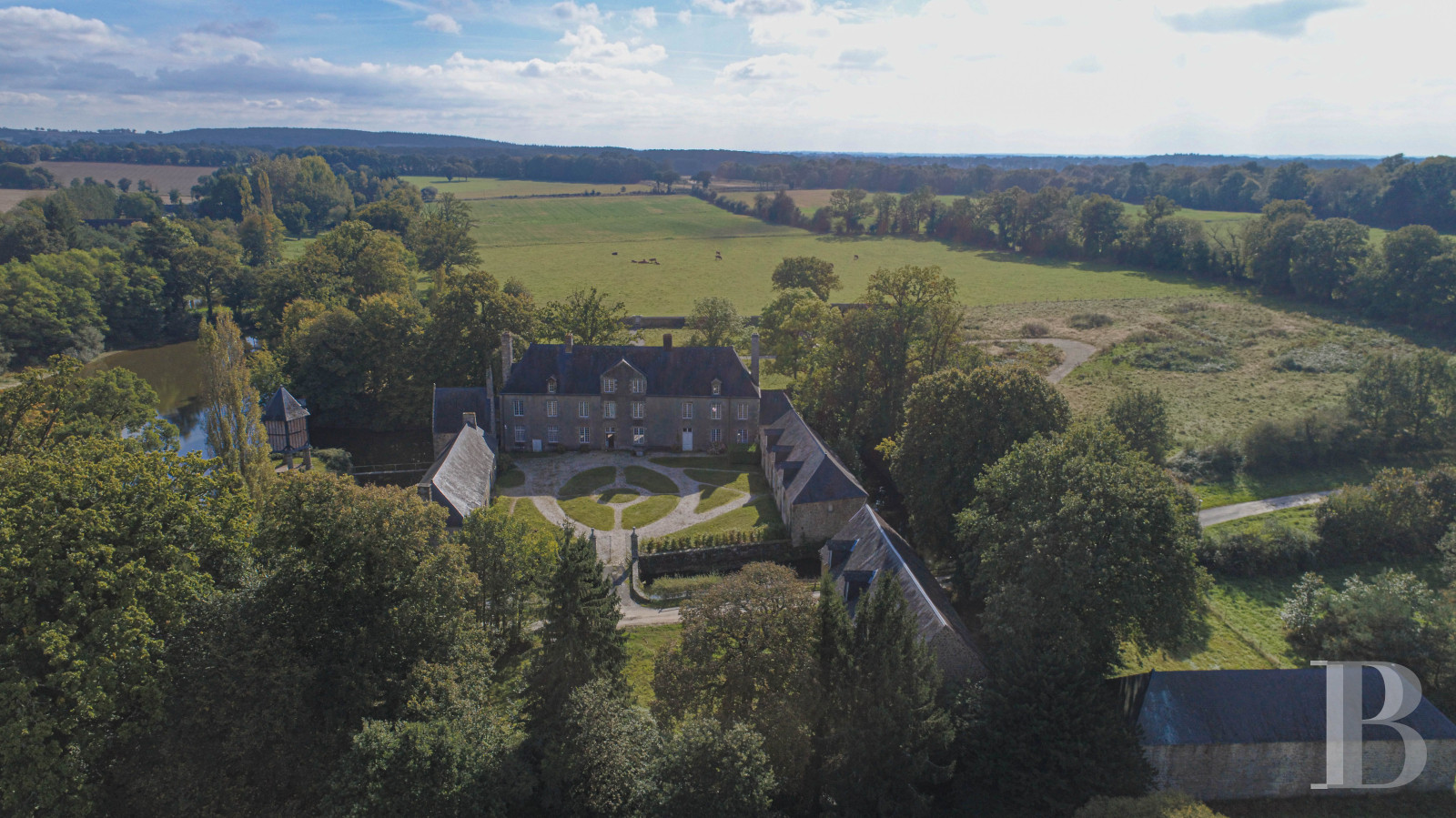 En Mayenne, au nord de la ville éponyme, un château du 17e siècle ceinturé de douves en eau - photo  n°36