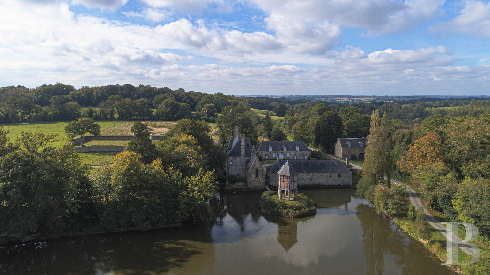 En Mayenne, au nord de la ville éponyme, un château du 17e siècle ceinturé de douves en eau - photo  n°3