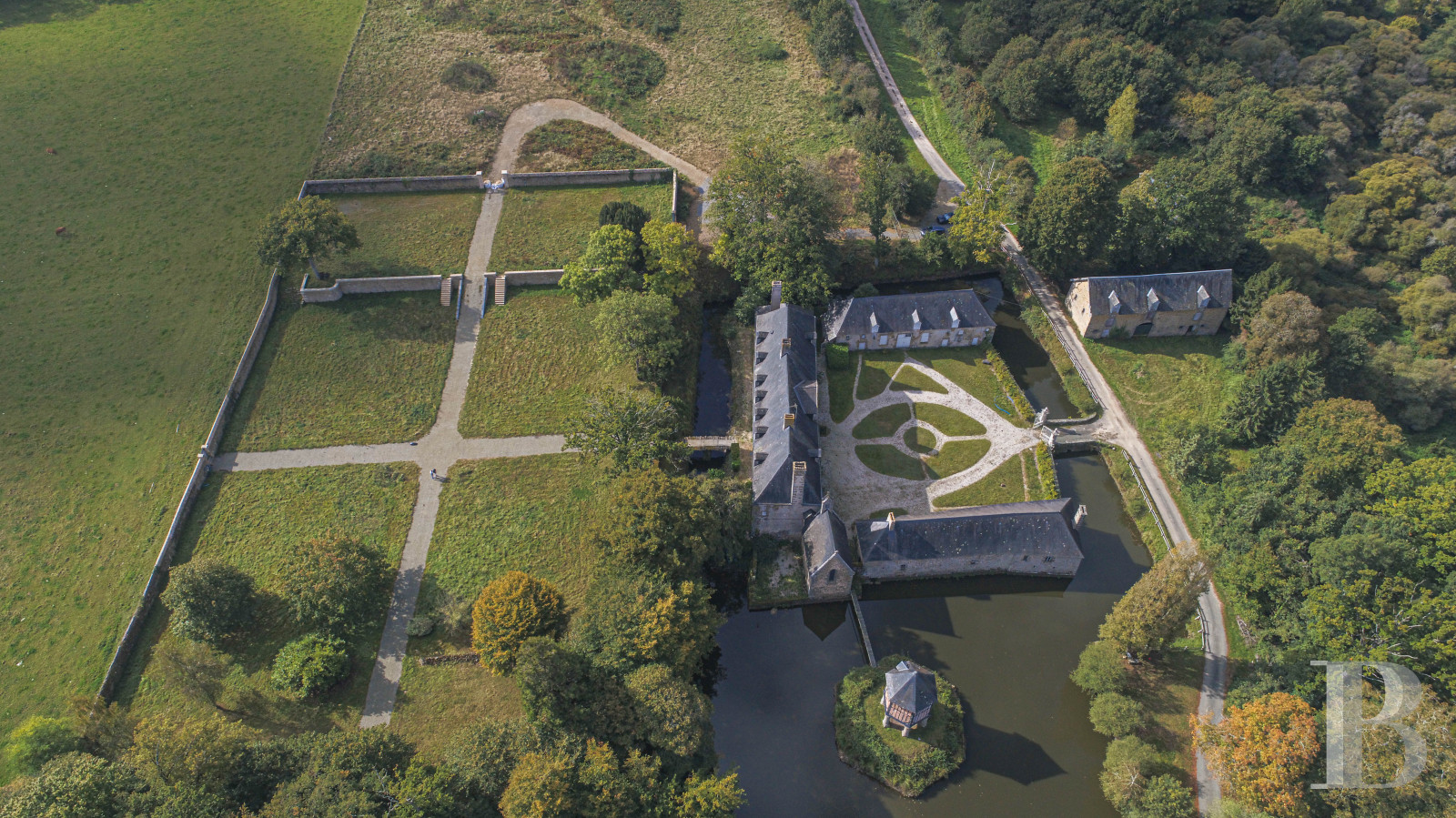 En Mayenne, au nord de la ville éponyme, un château du 17e siècle ceinturé de douves en eau - photo  n°5