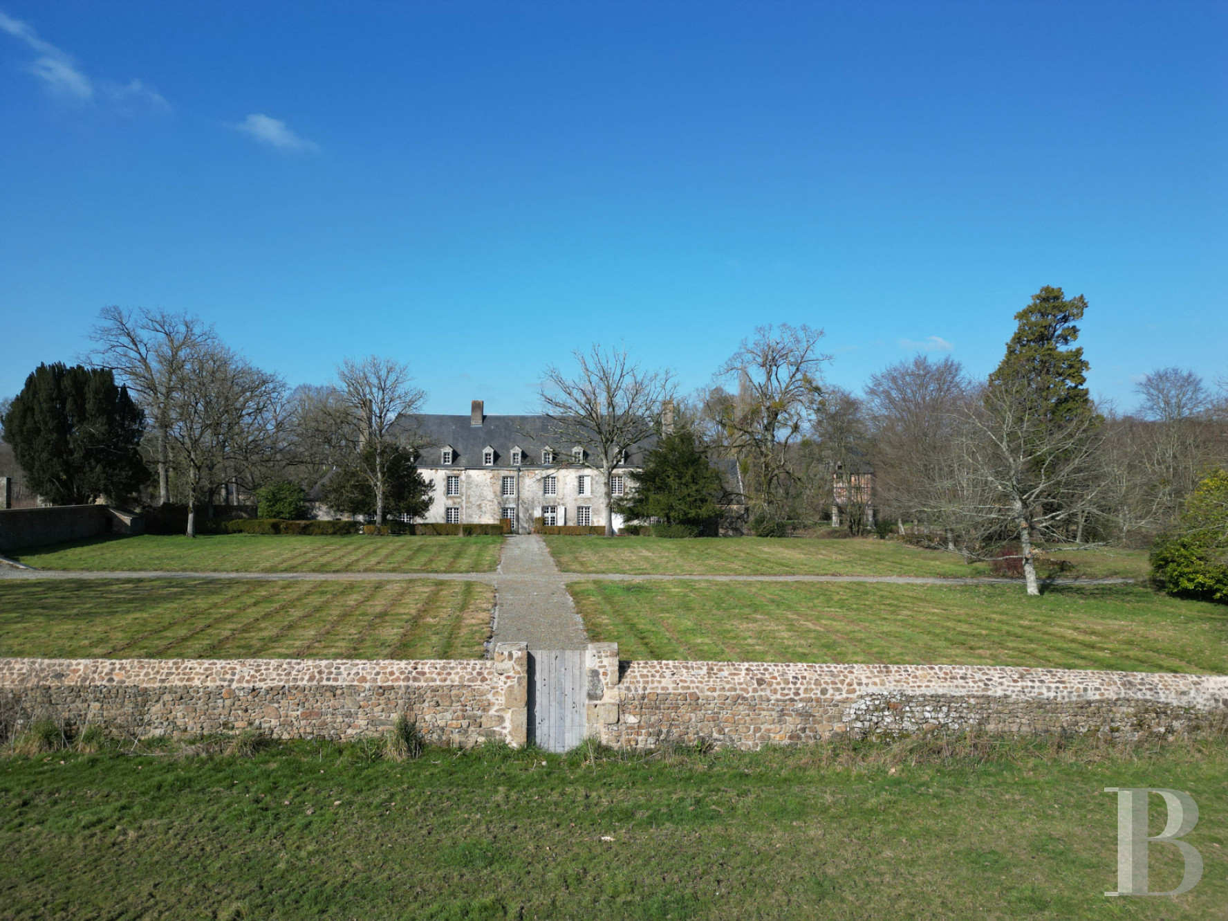 En Mayenne, au nord de la ville éponyme, un château du 17e siècle ceinturé de douves en eau - photo  n°8