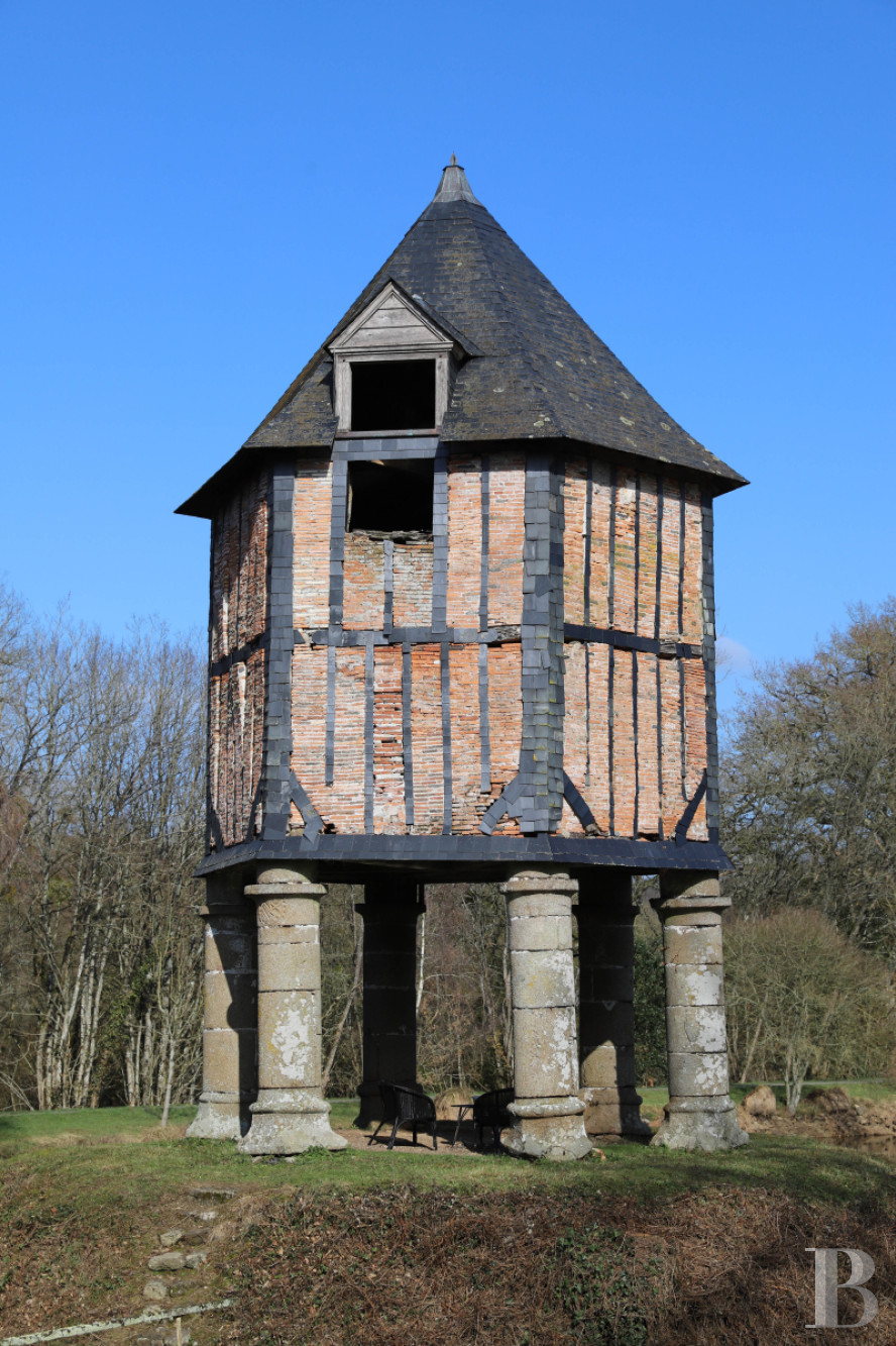En Mayenne, au nord de la ville éponyme, un château du 17e siècle ceinturé de douves en eau - photo  n°7