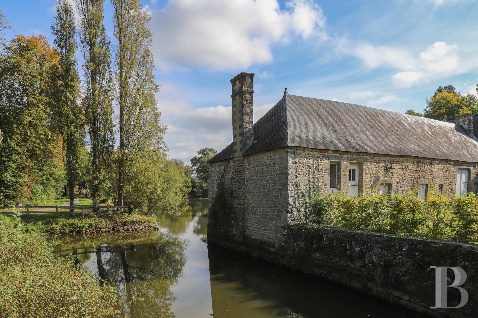 En Mayenne, au nord de la ville éponyme, un château du 17e siècle ceinturé de douves en eau - photo  n°6
